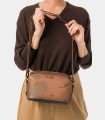 anekke-43823-258-torebka-na-ramieniu-modelka.webp