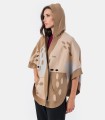 anekke-43274-011-ponczo-damskie-modelka-przod.webp
