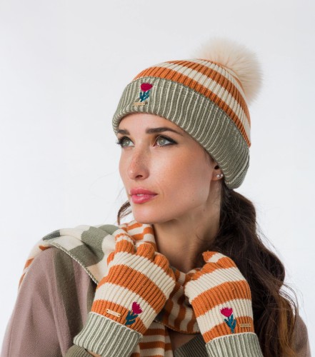 anekke-43471-321-czapka-z-pomponem-modelka.jpg