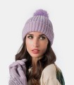 Czapka damska Anekke 43481-331 na modelce – prążkowana dzianina, haftowane logo i fioletowy pompon