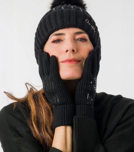 anekke-43472-041-rekawiczki-czarne-modelka.webp